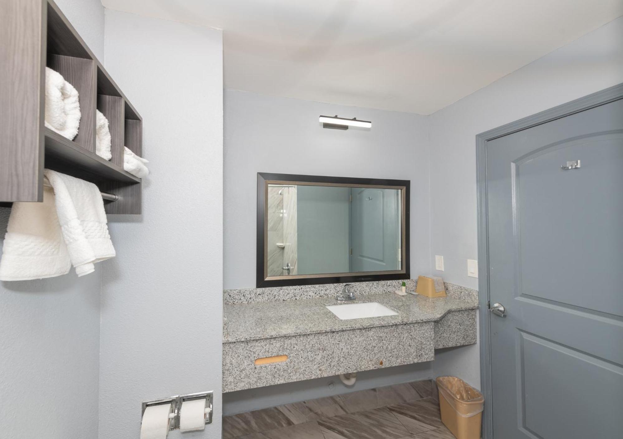 Jamestown Inn & Suites Riverdale Buitenkant foto