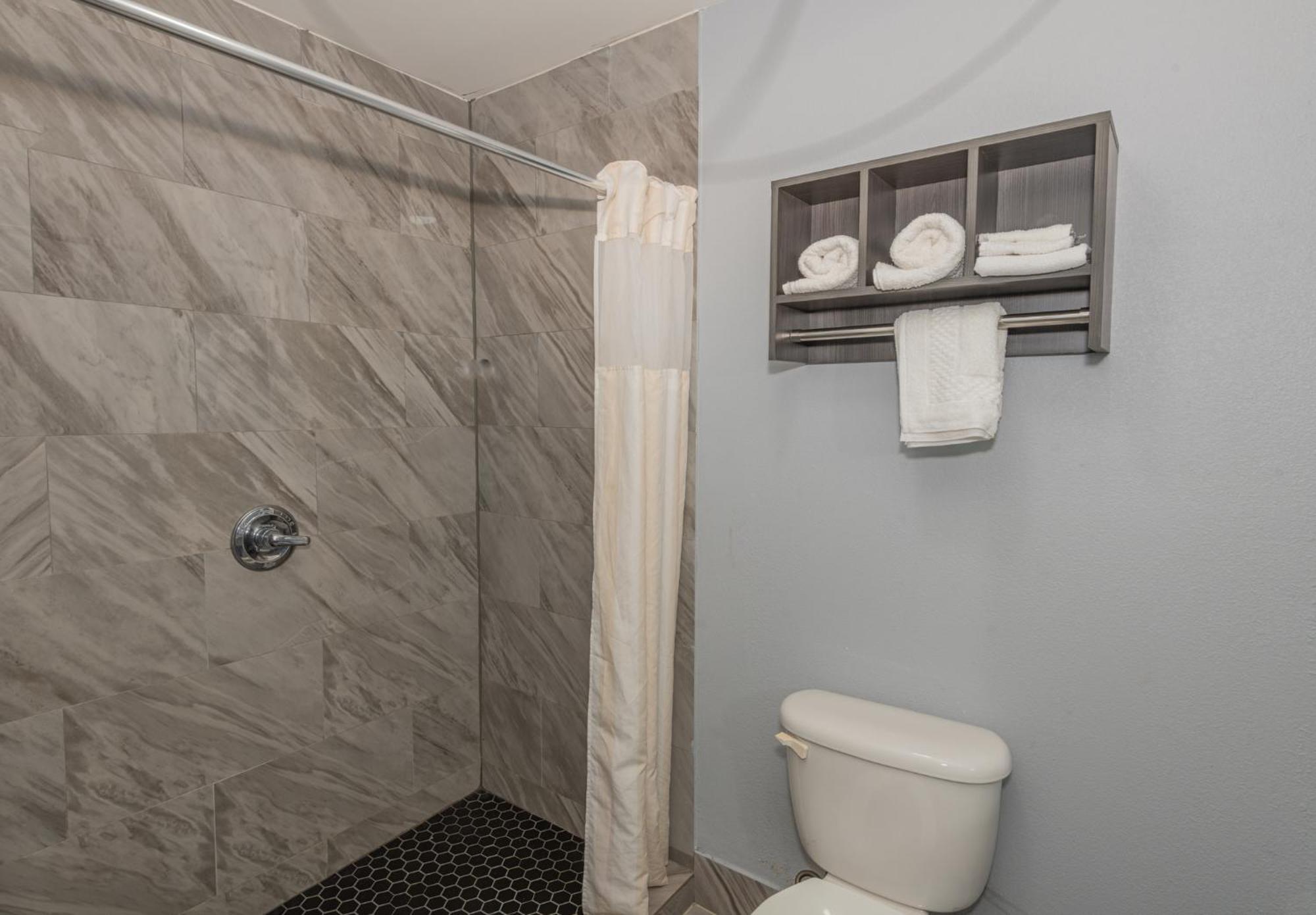 Jamestown Inn & Suites Riverdale Buitenkant foto
